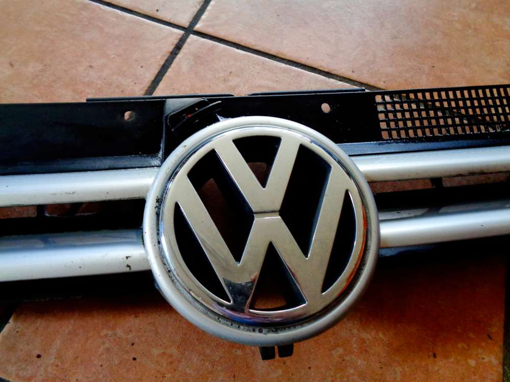 VW Golf 4 Bj:2000 Frontgrill Kühlergrill Emblem 1J0853655G 1J0853651H