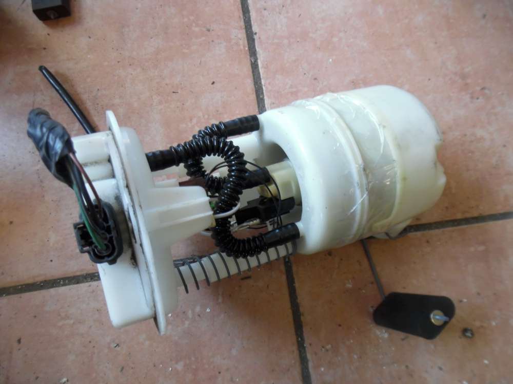 Renault Clio III Kraftstoffpumpe 8200263038A