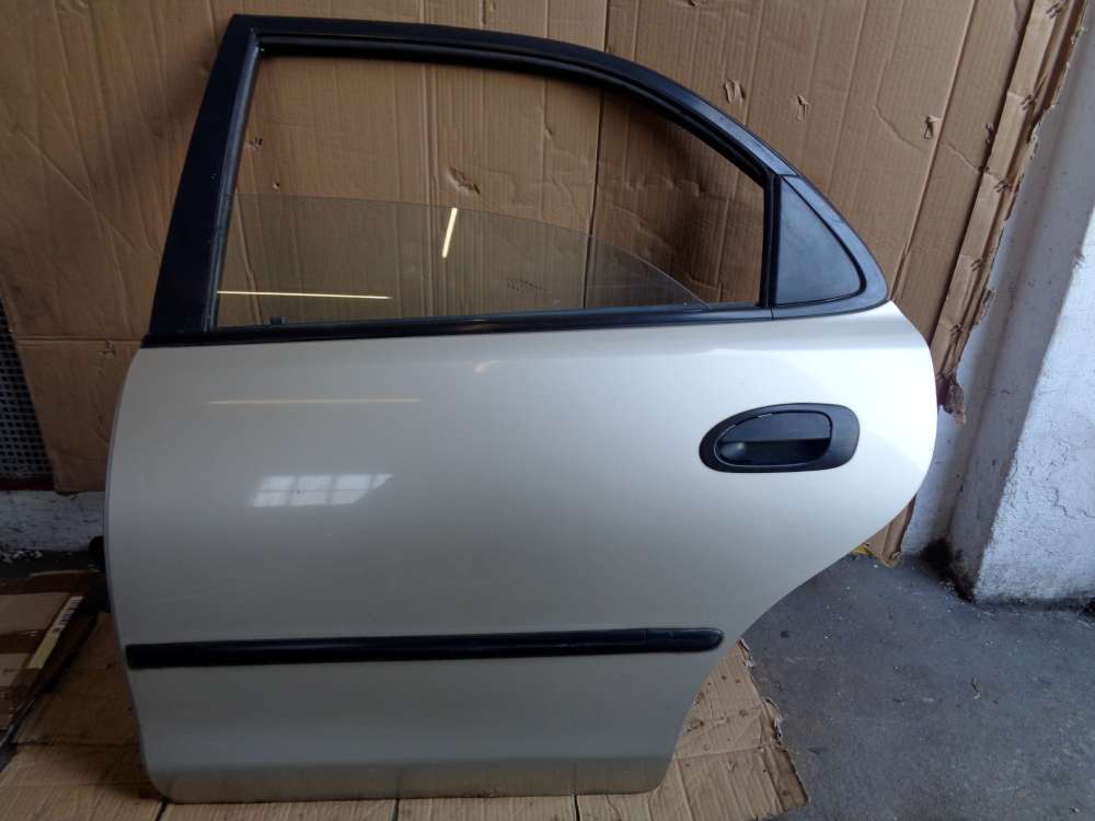 Mazda 323 BA Tür Hinten Links  Farbe Silber Farbcode 4F 
