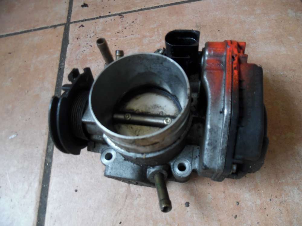 Audi A3 8L 1,8L Drosselklappe 06A133064M 