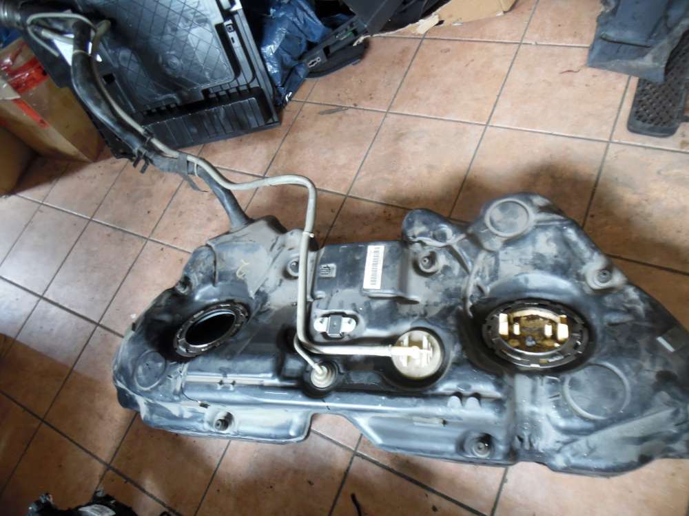 Mercedes-Benz E-Klasse W212 Kraftstofftank mit Dieselpumpe A2124700794
