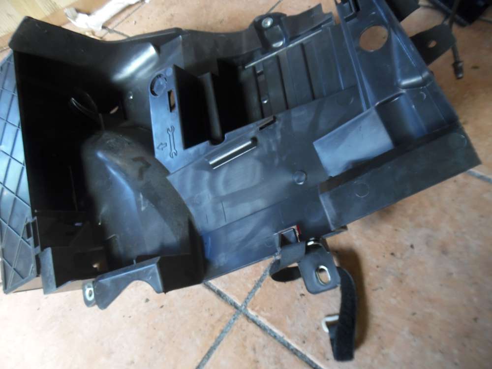 Mercedes-Benz A-Klasse W169 Halterung Verbandkasten Bordwerkzeug A1698900161