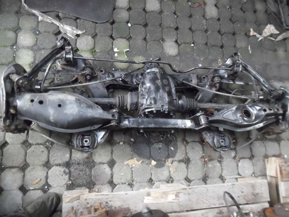 Mercedes-Benz C-Klasse W203 Differential Hinterachse Achstrger 2033504201