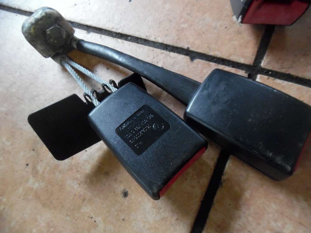 VW Passat 3B Gurtschloss doppelt Hinten 3B0857739