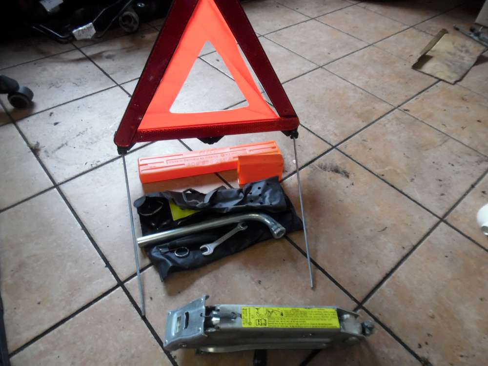 VW Passat 3B Wagenheber, Warndreieck und Bordwerkzeug 8L0011031 8D9860251 893010026