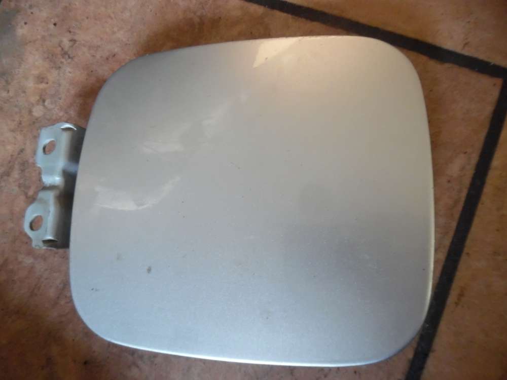 Mitsubishi Carisma Tankdeckel Tankklappe Silber A50