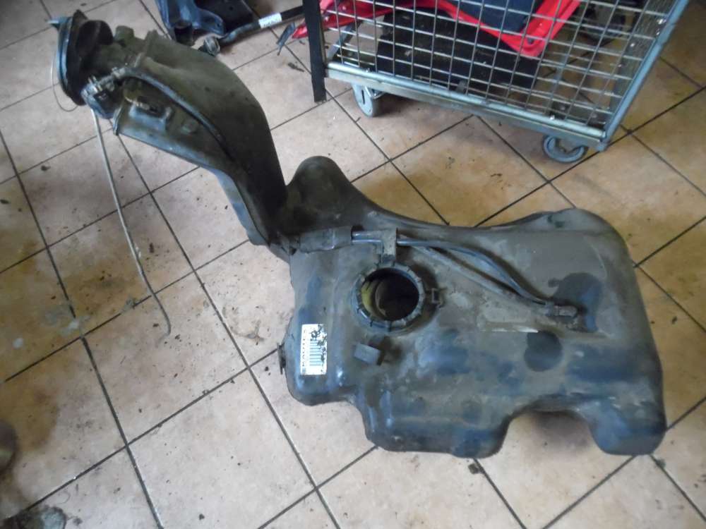 Audi A4 B5 1,8 Kraftstofftank Benzintank 8D0201021