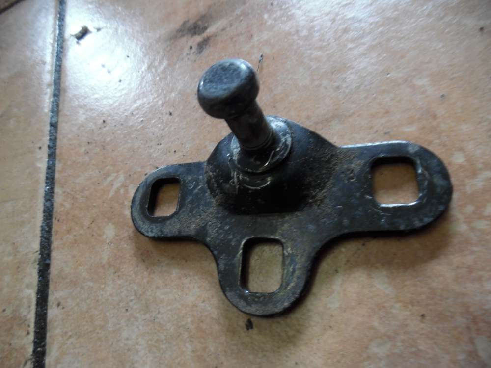 Ford Focus MK1 Heckklappefanghaken Schlie�keil 