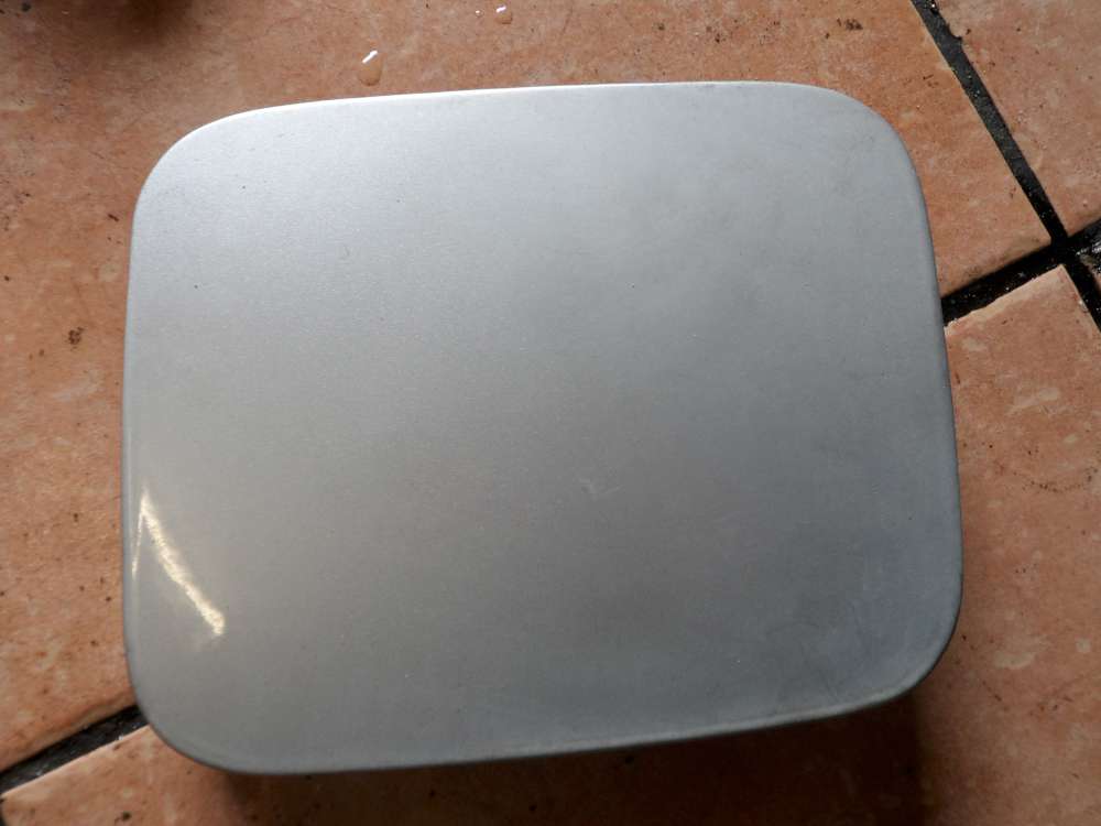 Nissan Almera Tino Tankdeckel Tankklappe Silber