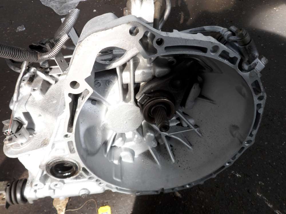 Nissan Almera Tino V10 2,2dci Getriebe Schaltgetriebe 270239KM 