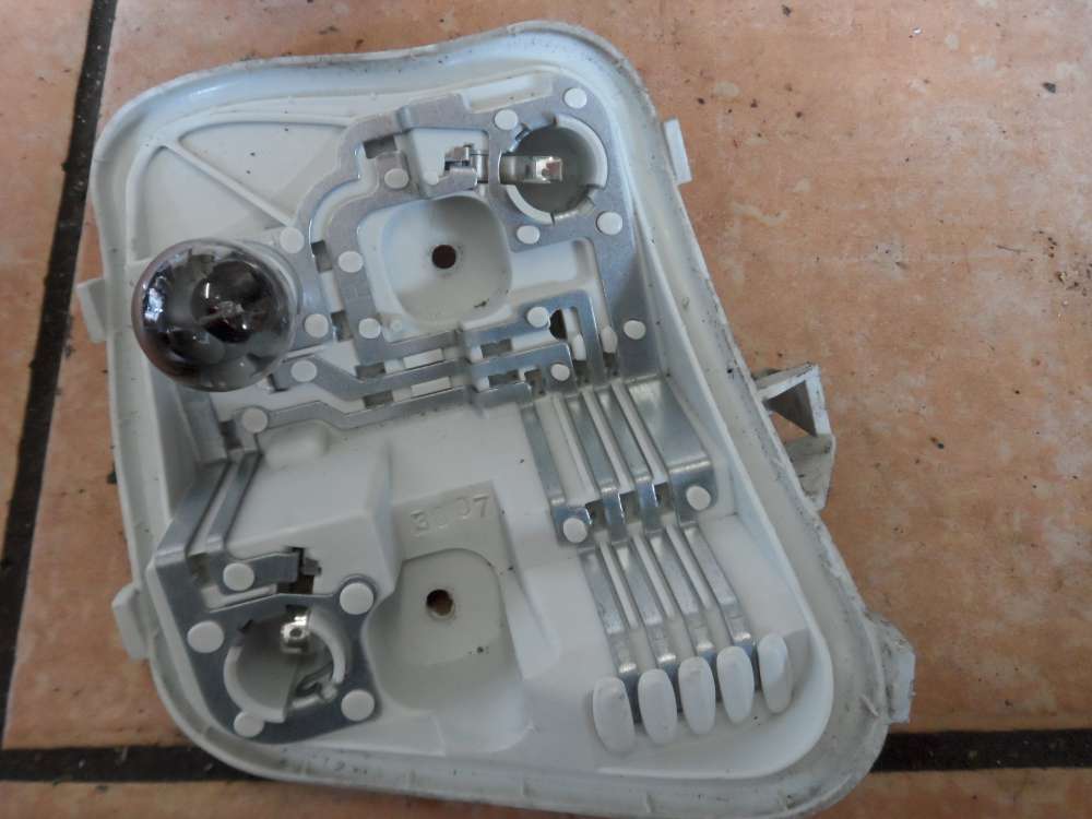 Audi A3 8P R�ckleuchte Lampentr�ger au�en Rechts 8P4945258